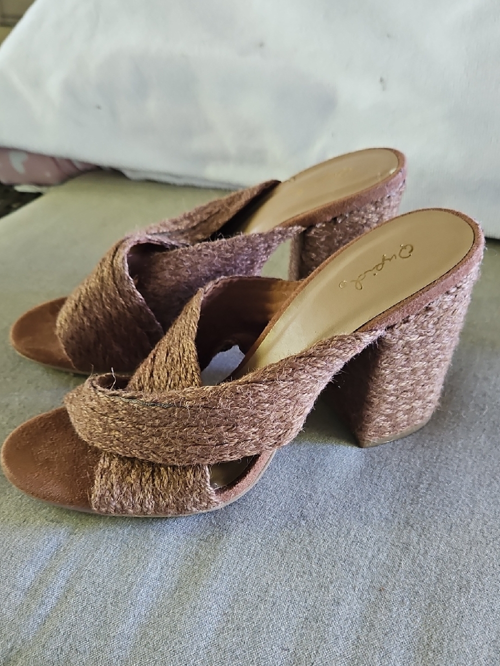 Qupid Women's Brown Woven Block Heel Slide Sandals 10